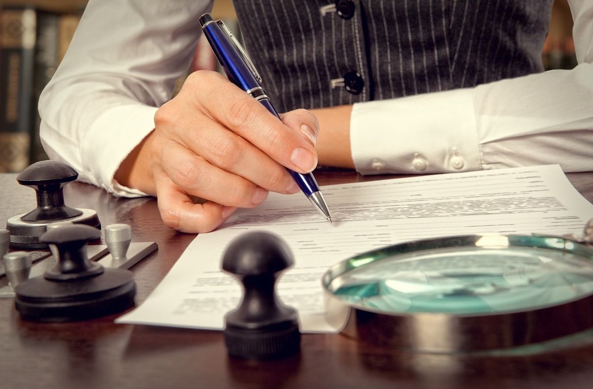 Équipe con competenze legali e giuridiche per supporto a stranieri